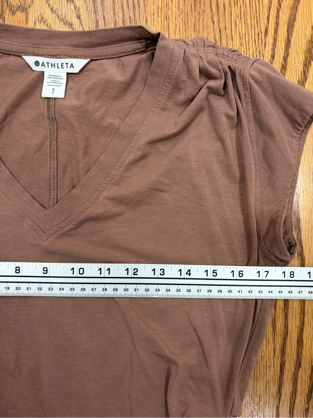 NWT Athleta Outbound V-neck Ruched T-shirt "Power of She" Rustic Beige (S) - Picture 6 of 9